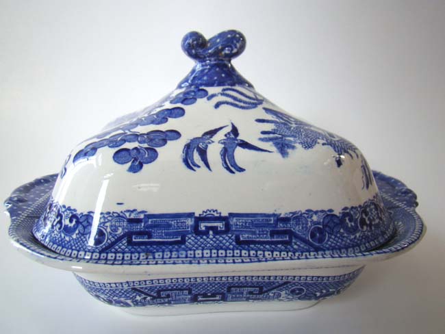 A beautiful 19th century Blue Willow covered serving dish by Ridgway 
